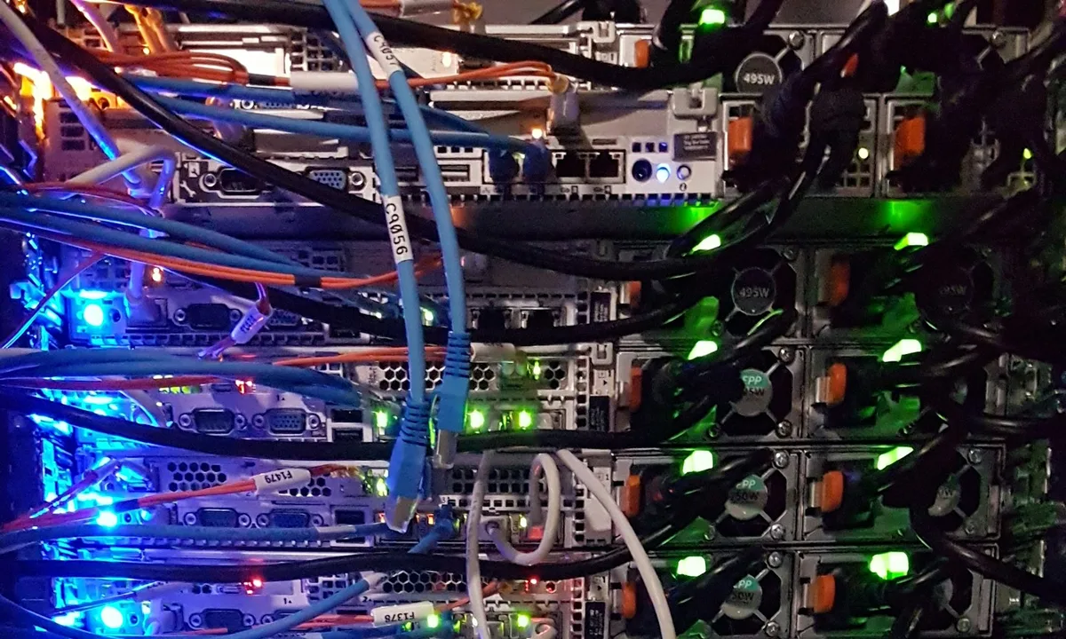 Sieťové káble zapojené do serverového vybavenia