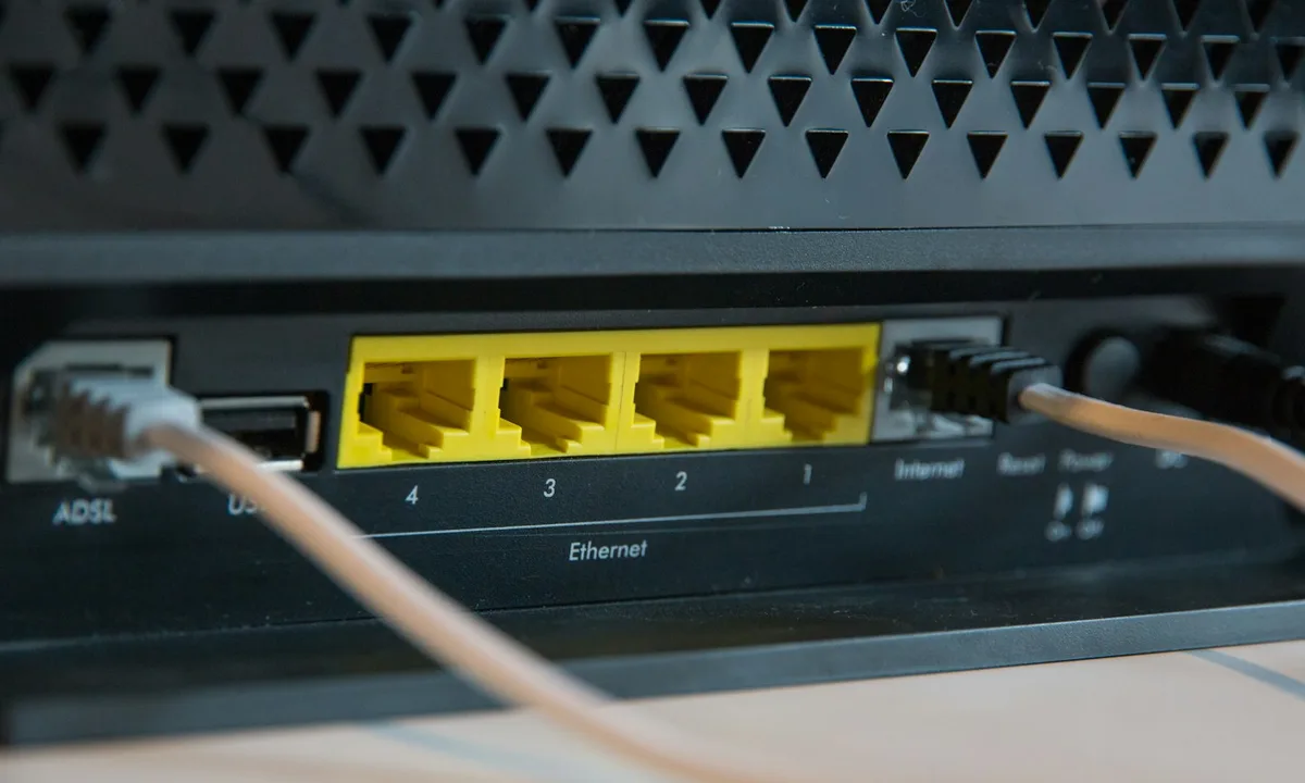 Sieťový kábel pripojený k ethernetovým portom