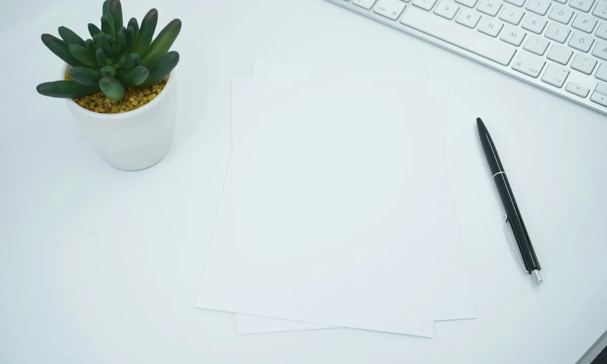 Papier, pero a klávesnica na bielom pracovnom stole