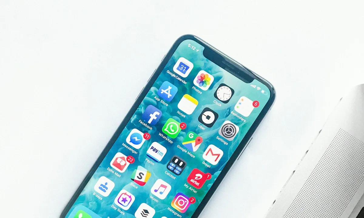 Mobilný telefón vedľa klávesnice notebooku