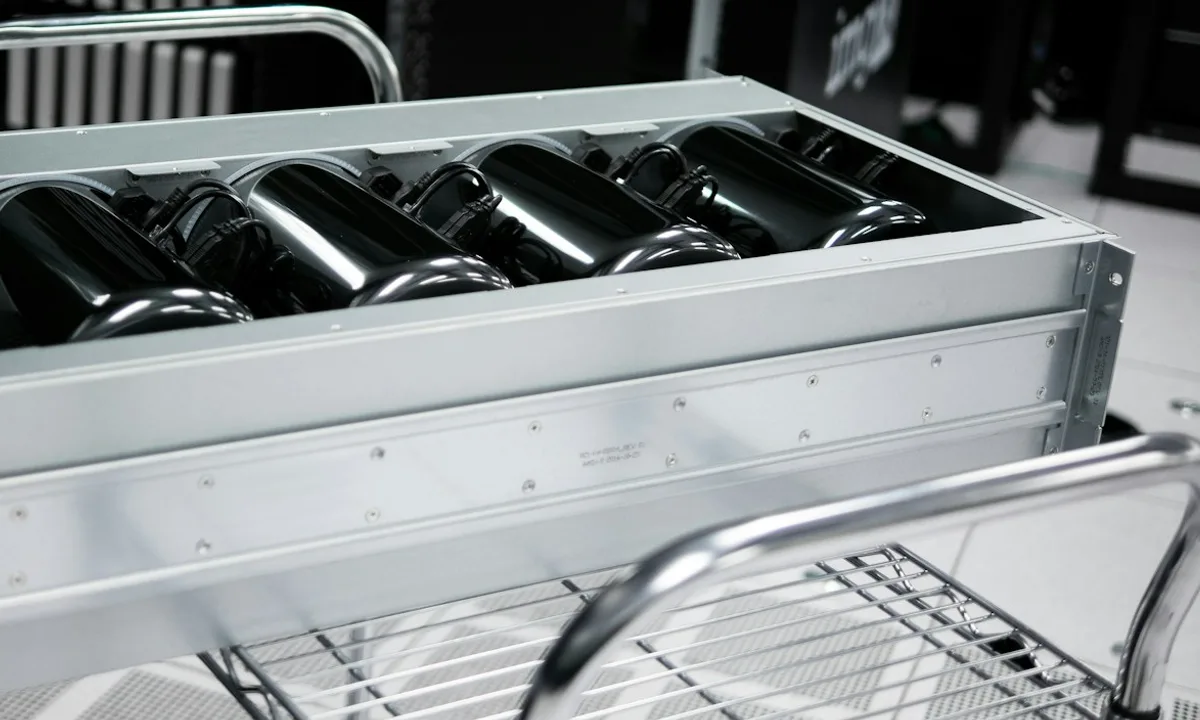 Otvorené serverové zariadenie s chladiacimi ventilátormi